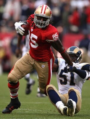 SAN FRANCISCO - NOVEMBER 18:  Vernon Davis #85 of the San Francisco 49ers runs after a catch against Will Witherspoon #51 of the St. Louis Rams at Monster Park November 18, 2007 in San Francisco, California.  (Photo by Jed Jacobsohn/Getty Images)