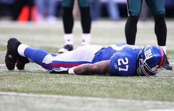 EAST RUTHERFORD, NJ - DECEMBER 07:  Brandon Jacobs #27 of the New York Giants lies on the ground after injuring his leg after a run against the Philadelphia Eagles on December 7, 2008 at Giants Stadium in East Rutherford, New Jersey.  (Photo by Al Bello/G