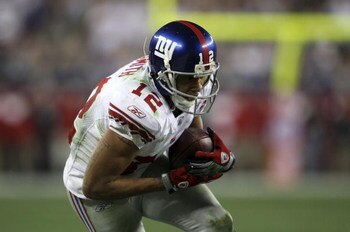 GLENDALE, AZ - FEBRUARY 03:  Steve Smith #12 of the New York Giants catches a 13-yard reception for a first down on the game-winning drive in the fourth quarter of the New England Patriots during Super Bowl XLII on February 3, 2008 at the University of Ph