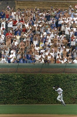 20 Sep 1998: Sammy Sosa #21of the Chicago Cubs tips his hat to the cheering crowd as he runs by during the game against the Cincinnatie Reds at Wrigley Field in Chicago, Illinois. The Reds defeated the Cubs 7-3.