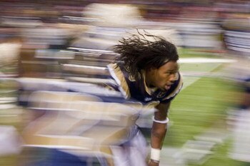 ST. LOUIS, MO. - NOVEMBER 30:  Steven Jackson #39 of the St. Louis Rams is introduced prior to playing against the Miami Dolphins at the Edward Jones Dome on November 30, 2008 in St. Louis, Missouri.  (Photo by Dilip Vishwanat/Getty Images)