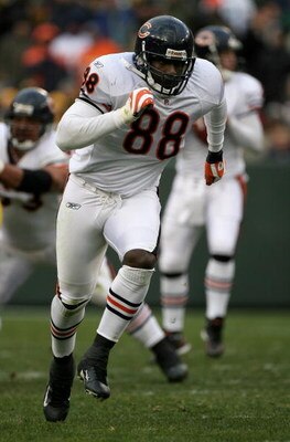 GREEN BAY, WI - NOVEMBER 16:  Tight end Desmond Clark #88 of the Chicago Bears leaves the line of scrimmage against the Green Bay Packers during NFL action at Lambeau Field on November 16, 2008 in Green Bay, Wisconsin. The Packers defeated the Bears 37-3.