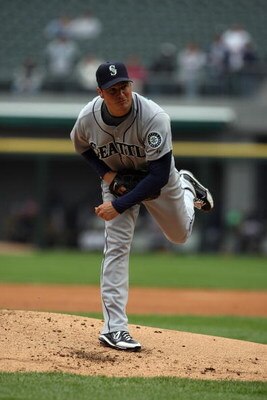 CHICAGO - APRIL 29:  Erik Bedard #45 of the Seattle Mariners pitches against the Chicago White Sox during the game on April 29, 2009 at U.S. Cellular Field in Chicago, Illinois. (Photo by Jonathan Daniel/Getty Images) 