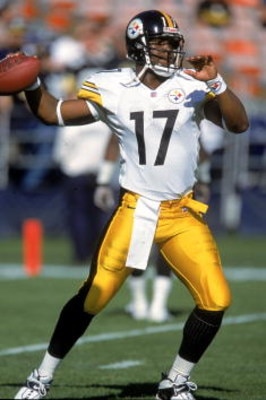 24 Dec 2000:  Quarterback Tee Martin #17 of the Pittsburgh Steelers passes the ball during the game against the San Diego Chargers at Qualcomm Stadium in San Diego, California. The Steelers defeated the Chargers 34-21.Mandatory Credit: Jeff Gross  /Allspo