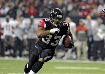 ATLANTA - DECEMBER 14: Running back Michael Turner #33 of the Atlanta Falcons rushes upfield against the Tampa Bay Buccaneers  at the Georgia Dome on December 14, 2008 in Atlanta, Georgia.  (Photo by Al Messerschmidt/Getty Images) 