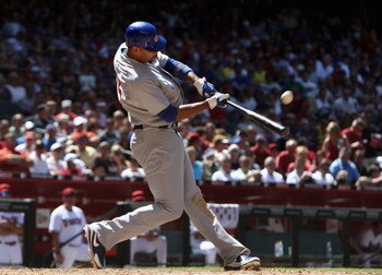 PHOENIX - APRIL 29:  Derrek Lee #25 of the Chicago Cubs bats against the Arizona Diamondbacks during the game at Chase Field on April 29, 2009 in Phoenix, Arizona. The Diamondbacks defeated the Cubs 10-0.  (Photo by Christian Petersen/Getty Images)