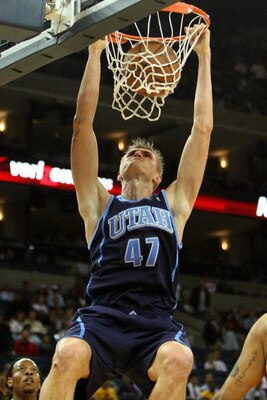 OAKLAND, CA - OCTOBER 30:  Andrei Kirilenko #47 of the Utah Jazz slam dunks during the game against the Golden State Warriors on October 30, 2007 at Oracle Arena in Oakland, California. The Jazz won 117-96.  NOTE TO USER: User expressly acknowledges and a