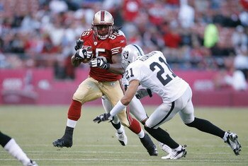 SAN FRANCISCO - AUGUST 18:  Tight end Vernon Davis #85 of the San Francisco 49ers looks for room during a preseason game against the Oakland Raiders on August 18, 2007 at Monster Park in San Francisco, California.  (Photo by Greg Trott/Getty Images)