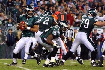 PHILADELPHIA - DECEMBER 15:  Quarterback Donovan McNabb #5 of the Philadelphia Eagles passes against the Cleveland Browns on December 15, 2008 at Lincoln Financial Field in Philadelphia, Pennsylvania.  (Photo by Jim McIsaac/Getty Images)