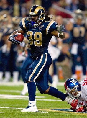 ST. LOUIS, MO - SEPTEMBER 14: Steven Jackson #39 of the St. Louis Rams rushes against Antonio Pierce #58 of the New York Giants at the Edward Jones Dome on September 14, 2008 in St. Louis, Missouri. (Photo by Dilip Vishwanat/Getty Images)