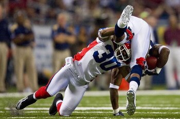 ST. LOUIS, MO - SEPTEMBER 28: Ko Simpson #30 of the Buffalo Bills makes a tackle against the St. Louis Rams at the Edward Jones Dome on September 28, 2008 in St. Louis, Missouri. The Bills beat the Rams 31-14. (Photo by Dilip Vishwanat/Getty Images)