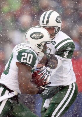 SEATTLE - DECEMBER 21:  Quarterback Brett Favre #4 of the New York Jets hands off the ball to Thomas Jones #20 during the game against the Seattle Seahawks on December 21, 2008 at Qwest Field in Seattle, Washington. The Seahawks defeated the Jets 13-3. (P