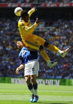 LONDON, ENGLAND - MAY 30:  Michael Essien of Chelsea outjumps Steven Pienaar of Everton during the FA Cup sponsored by E.ON Final match between Chelsea and Everton at Wembley Stadium on May 30, 2009 in London, England.  (Photo by Shaun Botterill/Getty Ima