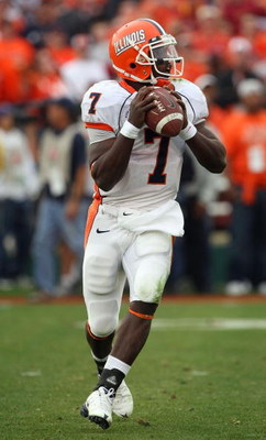 PASADENA, CA - JANUARY 01: Quarterback Juice Williams #7 of the Illinois Fighting Illini looks for an open receiver in the first half against against the USC Trojans during the Rose Bowl presented by Citi at the Rose Bowl on January 1, 2008 in Pasadena,