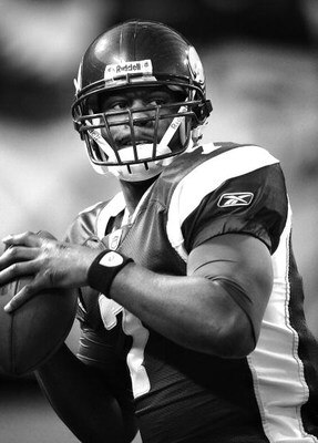 MINNEAPOLIS - DECEMBER 28: EDITORS NOTE: THIS IMAGE WAS CONVERTED TO BLACK AND WHITE  Tarvaris Jackson #7 of the Minnesota Vikings passes the ball during an NFL game against the New York Giants at the Hubert H. Humphrey Metrodome on December 28, 2008 in M