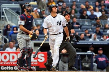 NEW YORK - MAY 17:  Mark Teixeira #25 of the New York Yankees bats against the Minnesota Twins on May 17, 2009 at Yankee Stadium in the Bronx borough of New York City. The Yankees defeated the Twins 3-2 in ten innings.  (Photo by Jim McIsaac/Getty Images)