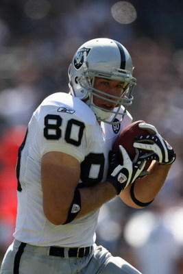 OAKLAND, CA - SEPTEMBER 28:  Zach Miller #80 of the Oakland Raiders catches a pass against the San Diego Chargers during the game on September 28, 2008 at Oakland Coliseum in Oakland, California. (Photo by Jed Jacobsohn/Getty Images)