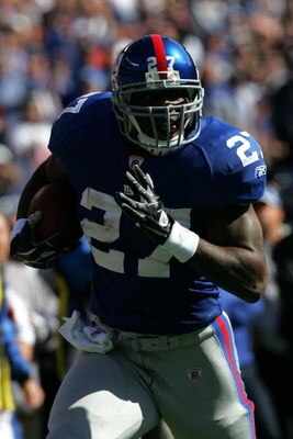 EAST RUTHERFORD, NJ - OCTOBER 19: Brandon Jacobs #27 of the New York Giants carries the ball for a touchdown in the first quarter against the San Francisco 49ers on October 19, 2008 at Giant Stadium in East Rutherford, New Jersey.  (Photo by Chris Trotman