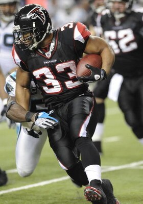 ATLANTA - NOVEMBER 23: Running back Michael Turner #33 of the Atlanta Falcons rushes upfield against the Carolina Panthers at the Georgia Dome on November 23, 2008 in Atlanta, Georgia.  (Photo by Al Messerschmidt/Getty Images) 
