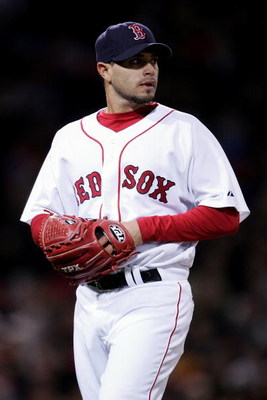 BOSTON - APRIL 11:  Joel Pineiro #36 of the Boston Red Sox looko on against the Seattle Mariners on April 11, 2007 at Fenway Park in Boston, Massachusetts.  (Photo by Elsa/Getty Images)