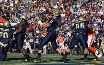 EL PASO, TX - DECEMBER 31:  Quarterback Bill Stull #11 of the Pittsburgh Panthers during the Brut Sun Bowl on December 31, 2008 at the Sun Bowl in El Paso, Texas.  (Photo by Ronald Martinez/Getty Images)