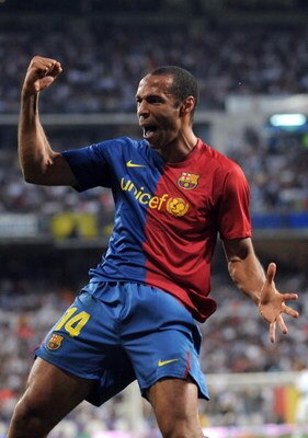 MADRID, SPAIN - MAY 02:  Thierry Henry of Barcelona celebrates after scoring  Barcelona's fourth goal during the La Liga match between Real Madrid and Barcelona at the Santiago Bernabeu stadium on May 2, 2009 in Madrid, Spain.  (Photo by Denis Doyle/Getty