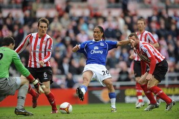 SUNDERLAND, ENGLAND - MAY 03:  Steven Pienaar of Everton scores during Barclays Premier League match between Sunderland and Everton at the Stadium of Light on May 3, 2009 in Sunderland, England.  (Photo by Shaun Botterill/Getty Images)