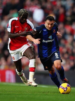 LONDON - FEBRUARY 21:  Steed Malbranque of Sunderland is challenged by Bakari Sagna of Arsenal during the Barclays Premier League match between Arsenal and Sunderland at Emirates Stadium on February 21, 2009 in London, England.  (Photo by Mark Thompson/Ge