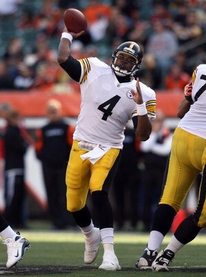 CINCINNATI - OCTOBER 19:  Byron Leftwich #4 of the Pittsburgh Steelers throws a pass during the NFL game against the Cincinnati Bengals at Paul Brown Stadium on October 19, 2008 in Cincinnati, Ohio.  (Photo by Andy Lyons/Getty Images)