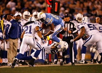 SAN DIEGO - JANUARY 03:  Antonio Gates #85 of the San Diego Chargers makes a catch against the Indianapolis Colts during their AFC Wild Card Game on January 3, 2009 at Qualcomm Stadium in San Diego, California.  (Photo by Harry How/Getty Images)