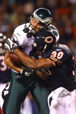 CHICAGO - SEPTEMBER 28:  Matt Schobel #89 of the Philadelphia Eagles fails to make a reception as he is hit by Mike Brown #30 of the Chicago Bears at Soldier Field on September 28, 2008 in Chicago, Illinois.  (Photo by Jeff Gross/Getty Images)