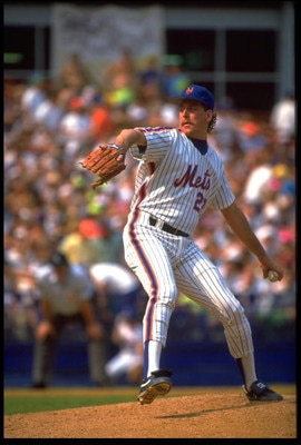 1990:  NEW YORK METS PITCHER FRANK VIOLA WINDS UP TO PITCH DURING THE METS GAME AT SHEA STADIUM IN NEW YORK CITY, NEW YORK.  MANDATORY CREDIT:  SCOTT HALLERAN/ALLSPORT