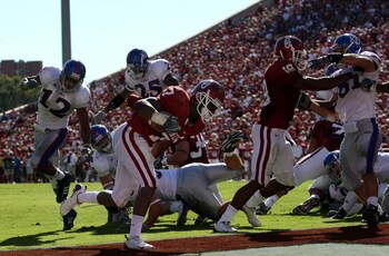 NORMAN, OK - OCTOBER 18:  Running back DeMarco Murray #7 of the Oklahoma Sooners runs for a touchdown against the Kansas Jayhawks at Memorial Stadium on October 18, 2008 in Norman, Oklahoma.  (Photo by Ronald Martinez/Getty Images)