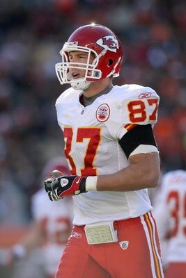CINCINNATI - DECEMBER 28:  Brad Cottam #87 of the Kansas City Chiefs jogs on the field during the NFL game against the Cincinnati Bengals on December 28, 2008 at Paul Brown Stadium in Cincinnati, Ohio.  (Photo by Andy Lyons/Getty Images)