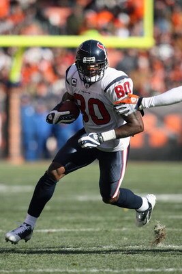 CLEVELAND - NOVEMBER 23:  Andre Johnson #80 of the Houston Texans carries the ball during the NFL game against the Cleveland Browns at Cleveland Browns Stadium on November 23, 2008 in Cleveland, Ohio.  (Photo by Andy Lyons/Getty Images)