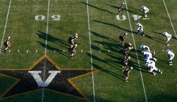 NASHVILLE, TN - NOVEMBER 10:  Punter Brett Upson #39 of the Vanderbilt Commodores awaits the ball during the second half against the Kentucky Wildcats at Vanderbilt Stadium November 10, 2007 in Nashville, Tennessee. Kentucky defeated Vanderbilt 27-20.  (P