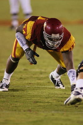 LOS ANGELES - NOVEMBER 8:  Kyle Moore #84 of the USC Trojans lines up against the California Bears on November 8, 2008 at the Los Angeles Memorial Coliseum in Los Angeles, California.  USC won 17-3.  (Photo by Jeff Golden/Getty Images)