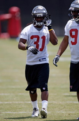 TAMPA, FL - MAY 01:  Cornerback E.J. Biggers #31 of the Tampa Bay Buccaneers works out during the Buccaneers Rookie Minicamp at One Buccaneer Place on May 1, 2009 in Tampa, Florida.  (Photo by J. Meric/Getty Images)
