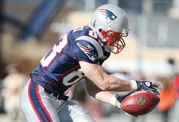 FOXBORO, MA - NOVEMBER 09:  Wes Welker #83 of the New England Patriots hangs on to the ball for the completion in the first quarter against the Buffalo Bills on November 9, 2008 at Gillette Stadium in Foxboro, Massachusetts.  (Photo by Elsa/Getty Images)