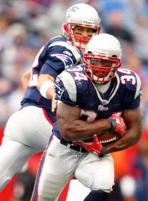 FOXBORO, MA - OCTOBER 07:  Sammy Morris #34 of the New England Patriots takes the ball from quarterback Tom Brady #12 in the fourth quarter against the Cleveland Browns on October 7, 2007 at Gillette Stadium in Foxboro, Massachusetts. The Patriots defeate