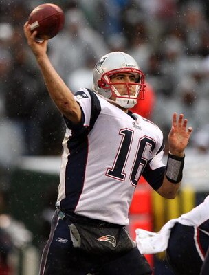 OAKLAND, CA - DECEMBER 14:  Matt Cassel #16 of the New England Patriots passes against the Oakland Raiders during an NFL game on December 14, 2008 at the Oakland-Alameda County Coliseum in Oakland, California.  (Photo by Jed Jacobsohn/Getty Images)