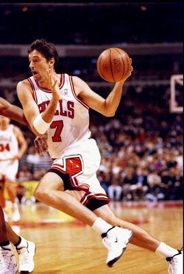 13 Oct 1997: Forward/guard Toni Kukoc of the Chicago Bulls in action during a preseason game against the Atlanta Hawks at the United Center in Chicago, Illinois. The Hawks won the game 84-83.