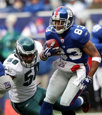 EAST RUTHERFORD, NJ - DECEMBER 07: Sinorice Moss #83 of the New York Giants returns a kickoff against the Philadelphia Eagles at Giants Stadium on December 7, 2008 in East Rutherford, New Jersey.  (Photo by Nick Laham/Getty Images)