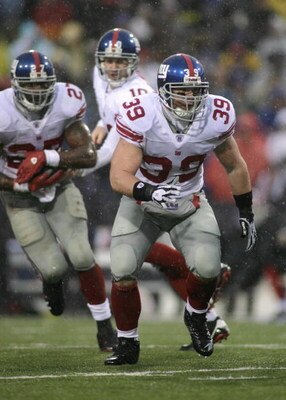 ORCHARD PARK, NY - DECEMBER 23:  Madison Hedgecock #39 of the New York Giants prepares to block for Brandon Jacobs during the game against the Buffalo Bills on December 23, 2007 at Ralph Wilson Stadium in Orchard Park, New York. (Photo by Rick Stewart/Get