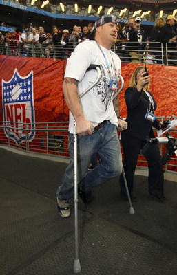 GLENDALE, AZ - FEBRUARY 03: An injured Jeremy Shockey of the New York Giants walks out to the field on crutches before Super Bowl XLII against the New England Patriots on February 3, 2008 at the University of Phoenix Stadium in Glendale, Arizona. (Photo