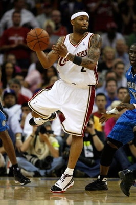 CLEVELAND - MAY 28: Mo Williams #2 of the Cleveland Cavaliers handles the ball against the Orlando Magic in Game Five of the Eastern Conference Finals during the 2009 Playoffs at Quicken Loans Arena on May 28, 2009 in Cleveland, Ohio. NOTE TO USER: User e