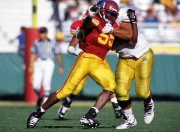 9 Sep 1995: USC DEFENSIVE END BATTLES WITH AN UNIDENTIFIED SAN JOSE ST. OFFENDER DURING THE TROJANS 45-7 WIN AT THE MEMORIAL COLISEUM IN LOS ANGELES, CALIFORNIA.