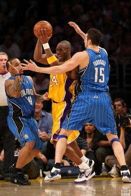 LOS ANGELES - JANUARY 16:  Kobe Bryant #24 of the Los Angeles Lakers looks to make a play to the basket against Jameer Nelson #14 and Hedo Turkoglu #15 of the Orlando Magic during their NBA game on January 16, 2009 at Staples Center in Los Angeles, Califo