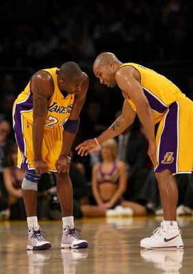 LOS ANGELES, CA - NOVEMBER 18: Kobe Bryant #24 and Derek Fisher #2 of the Los Angeles Lakers confer during the game with the Chicago Bulls on November 18, 2008 at Staples Center in Los Angeles, California.  NOTE TO USER: User expressly acknowledges and ag