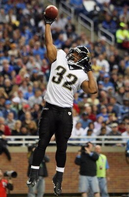 DETROIT - NOVEMBER 09: Maurice Jones-Drew #32 of the Jacksonville Jaguars runs the ball against the Detroit Lions on November 9, 2008 at Ford Field in Detroit, Michigan. Jacksonville defeated Detroit 38-14. (Photo by Jim McIsaac/Getty Images) 